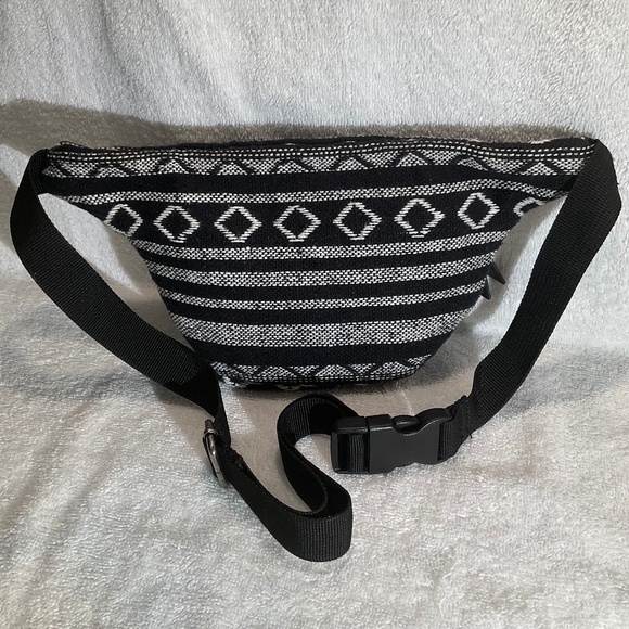Forever 21 Black and White Belt Bag Fanny Pack - Picture 6 of 16